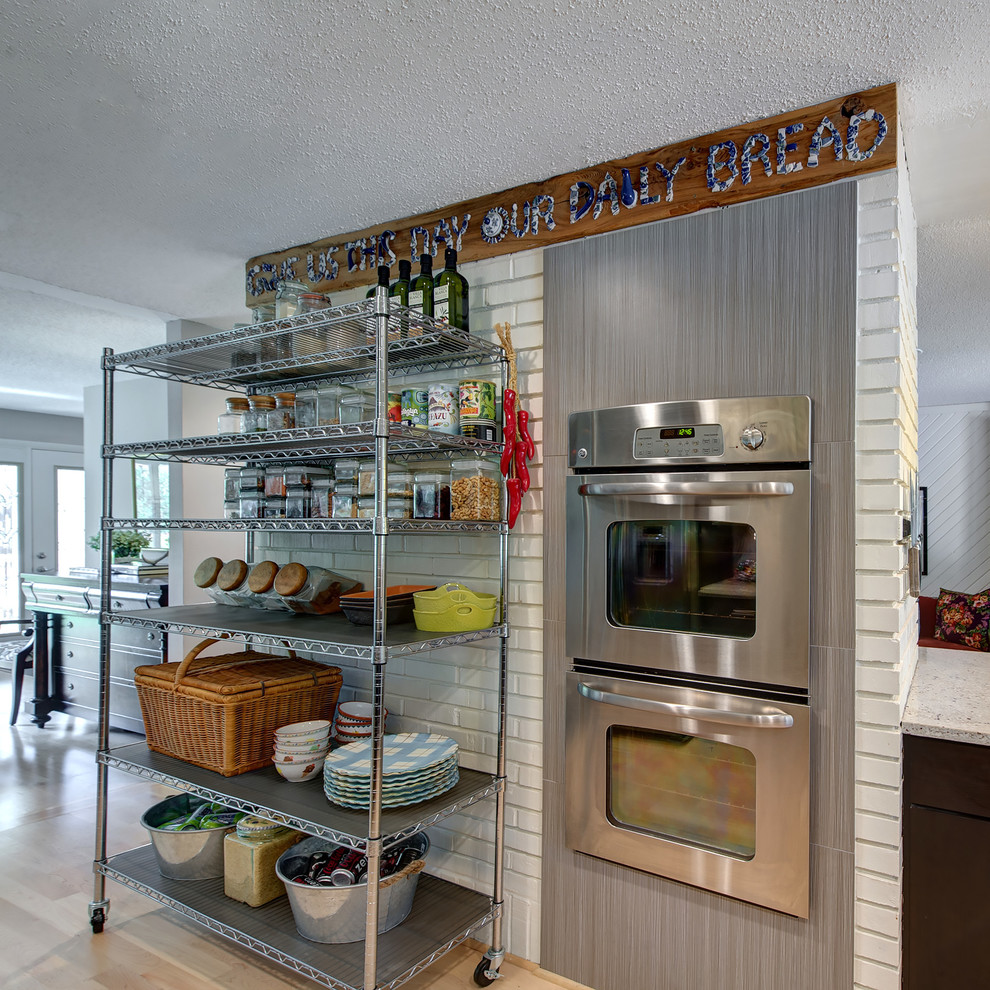 Foto de cocina rectangular contemporánea con armarios abiertos y electrodomésticos de acero inoxidable
