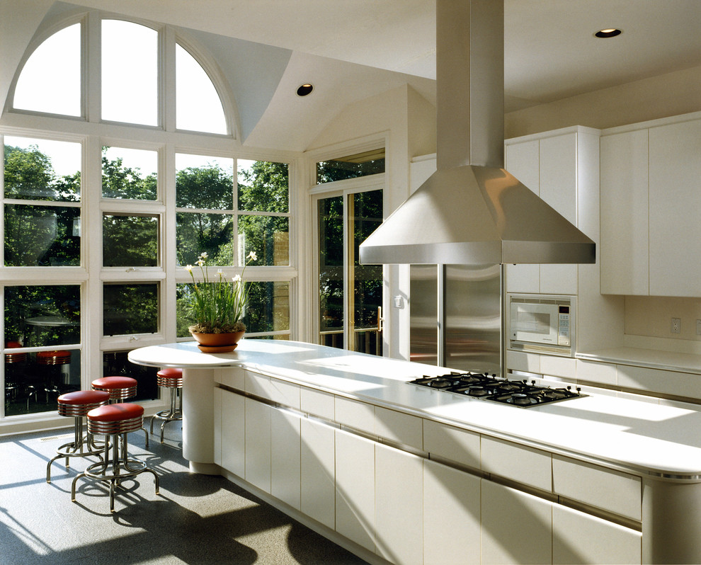 Свежая идея для дизайна: кухня в современном стиле с техникой из нержавеющей стали - отличное фото интерьера