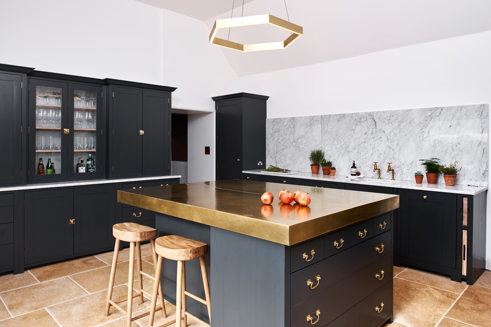 Immagine di un cucina con isola centrale minimal con ante in stile shaker, ante nere, paraspruzzi grigio, paraspruzzi in marmo e pavimento beige