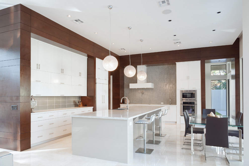 Exempel på ett modernt kök och matrum, med släta luckor, vita skåp och stänkskydd med metallisk yta