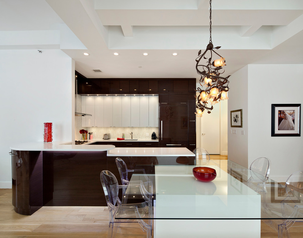Offene Moderne Küche in U-Form mit flächenbündigen Schrankfronten und dunklen Holzschränken in New York