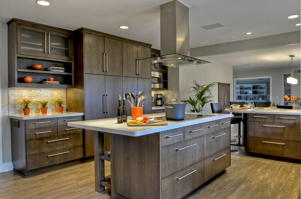 Moderne Küche mit flächenbündigen Schrankfronten, dunklen Holzschränken, Küchenrückwand in Grün und Rückwand aus Metrofliesen in San Diego