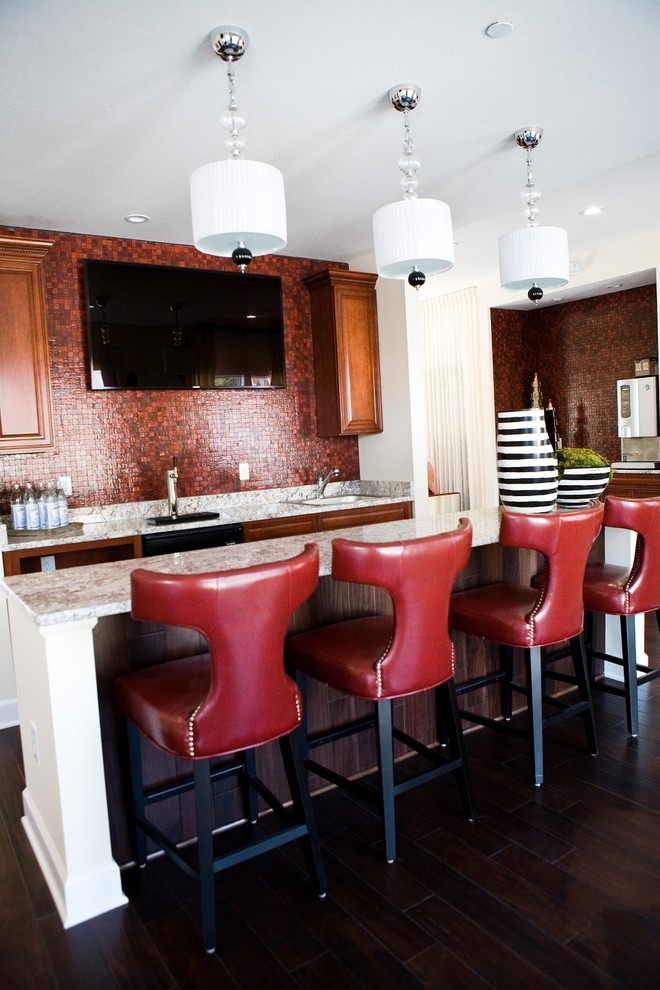 Moderne Küche mit Rückwand aus Mosaikfliesen und Küchenrückwand in Rot in Kolumbus