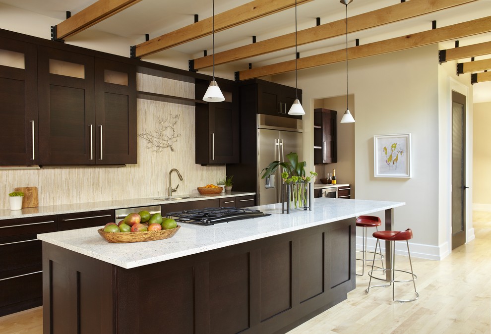 Foto de cocina actual con electrodomésticos de acero inoxidable y barras de cocina