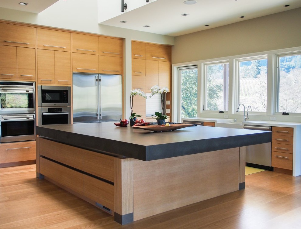 Moderne Küche in L-Form mit flächenbündigen Schrankfronten, hellen Holzschränken und Küchengeräten aus Edelstahl in San Francisco