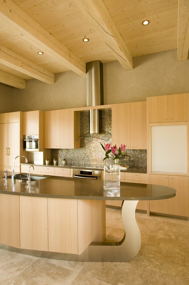 Foto di una cucina parallela design con ante lisce, ante in legno chiaro, paraspruzzi multicolore, paraspruzzi con piastrelle a mosaico e elettrodomestici in acciaio inossidabile