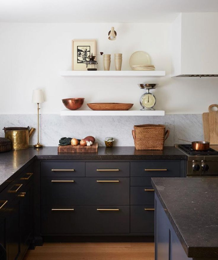 Idéer för att renovera ett mellanstort funkis svart svart kök, med en undermonterad diskho, släta luckor, svarta skåp, granitbänkskiva, vitt stänkskydd, stänkskydd i marmor, rostfria vitvaror, ljust trägolv, en köksö och brunt golv