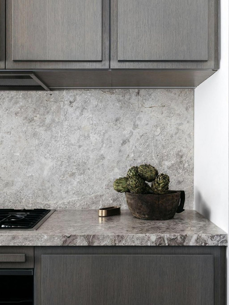 Idéer för att renovera ett mellanstort funkis grå linjärt grått kök med öppen planlösning, med en undermonterad diskho, släta luckor, grå skåp, marmorbänkskiva, grått stänkskydd, stänkskydd i marmor och rostfria vitvaror