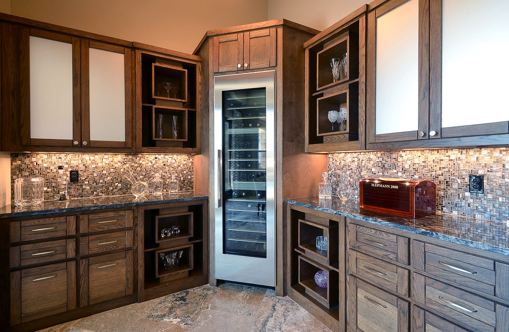 オースティンにあるコンテンポラリースタイルのおしゃれなキッチン (シェーカースタイル扉のキャビネット、濃色木目調キャビネット、メタリックのキッチンパネル) の写真