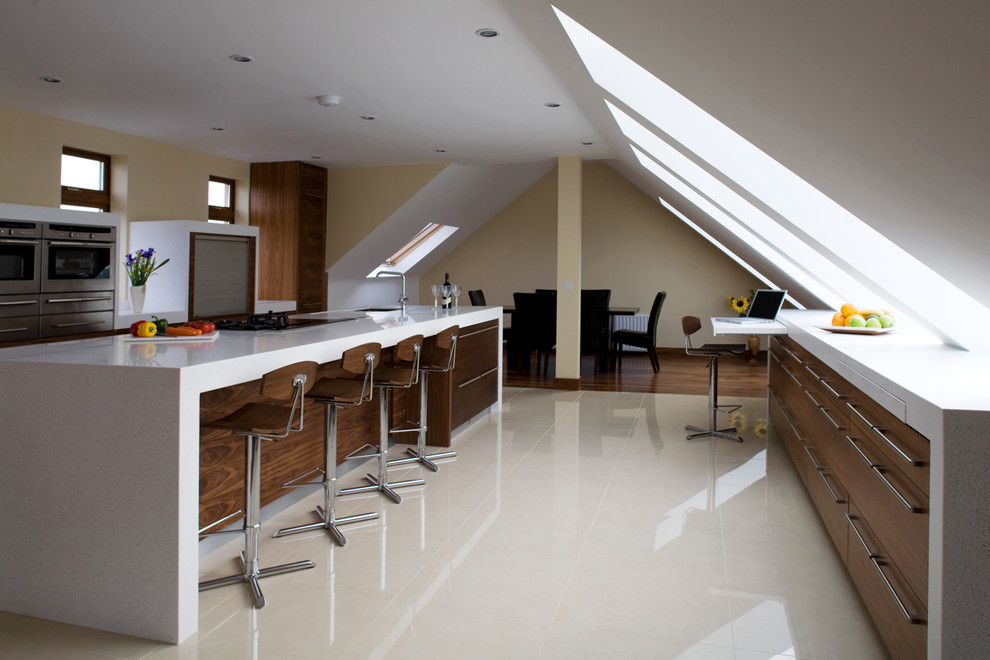 Esempio di una cucina parallela contemporanea con ante lisce, ante in legno bruno e pavimento beige