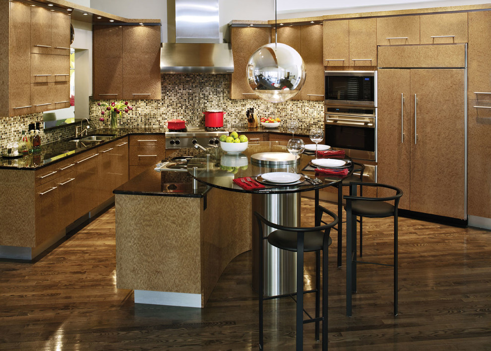 Moderne Wohnküche in U-Form mit Küchengeräten aus Edelstahl, Doppelwaschbecken, Lamellenschränken, braunen Schränken, Quarzit-Arbeitsplatte, bunter Rückwand, dunklem Holzboden und Kücheninsel in Denver