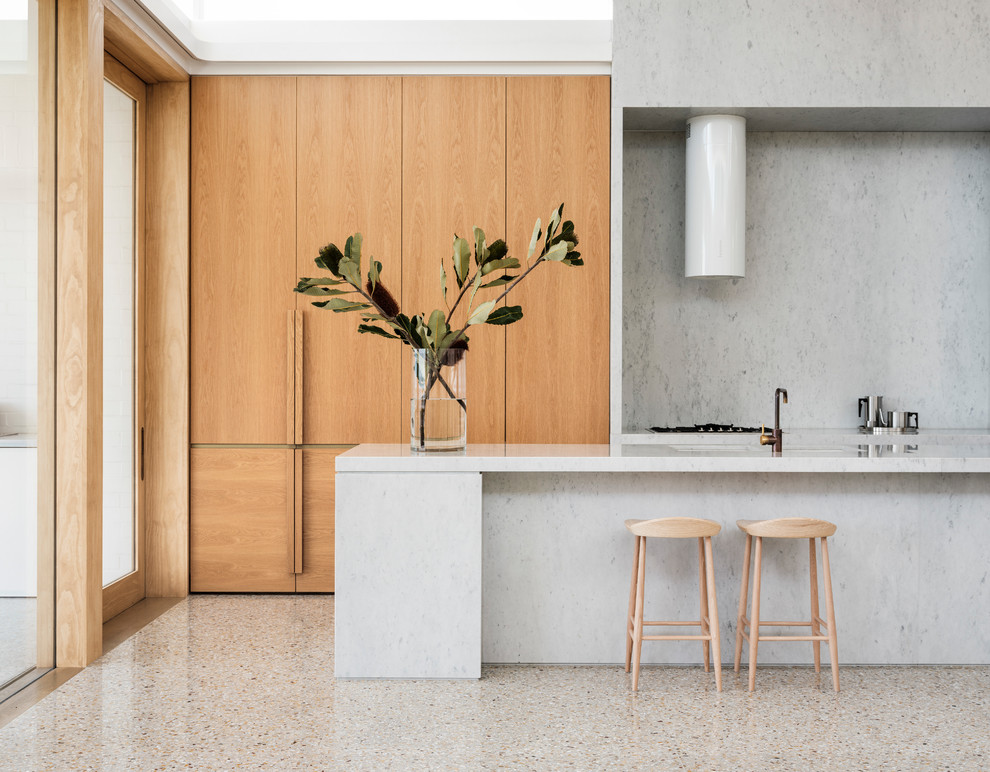Zweizeilige Moderne Küche mit flächenbündigen Schrankfronten, hellbraunen Holzschränken, Küchenrückwand in Weiß, Kücheninsel und weißer Arbeitsplatte in Sydney