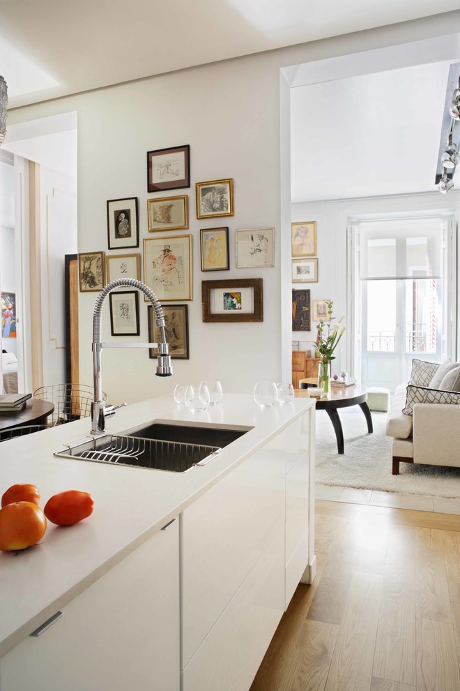 Стильный дизайн: кухня в современном стиле с белыми фасадами - последний тренд