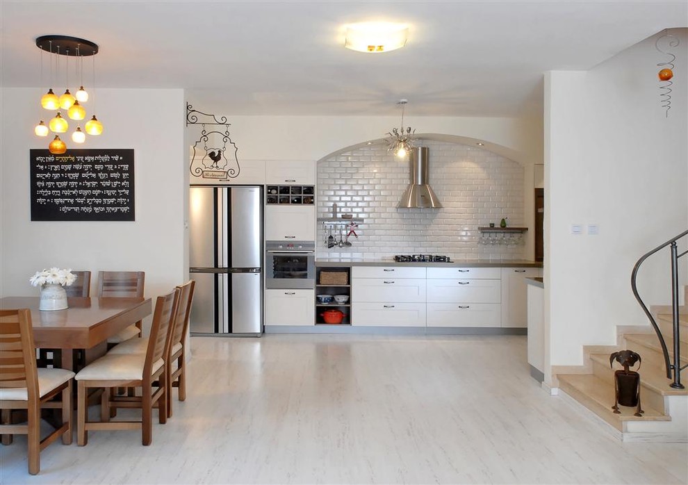 Foto di una cucina contemporanea con paraspruzzi con piastrelle diamantate, elettrodomestici in acciaio inossidabile e pavimento bianco