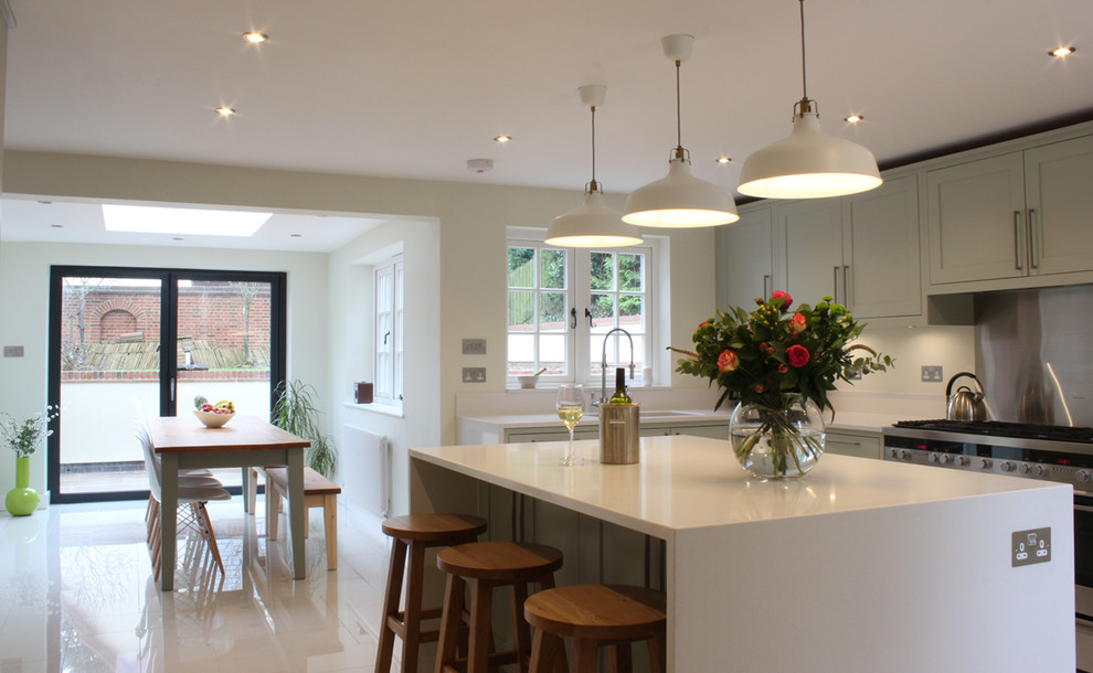 Foto på ett funkis kök med öppen planlösning, med skåp i shakerstil, grå skåp, bänkskiva i koppar, rostfria vitvaror och en halv köksö