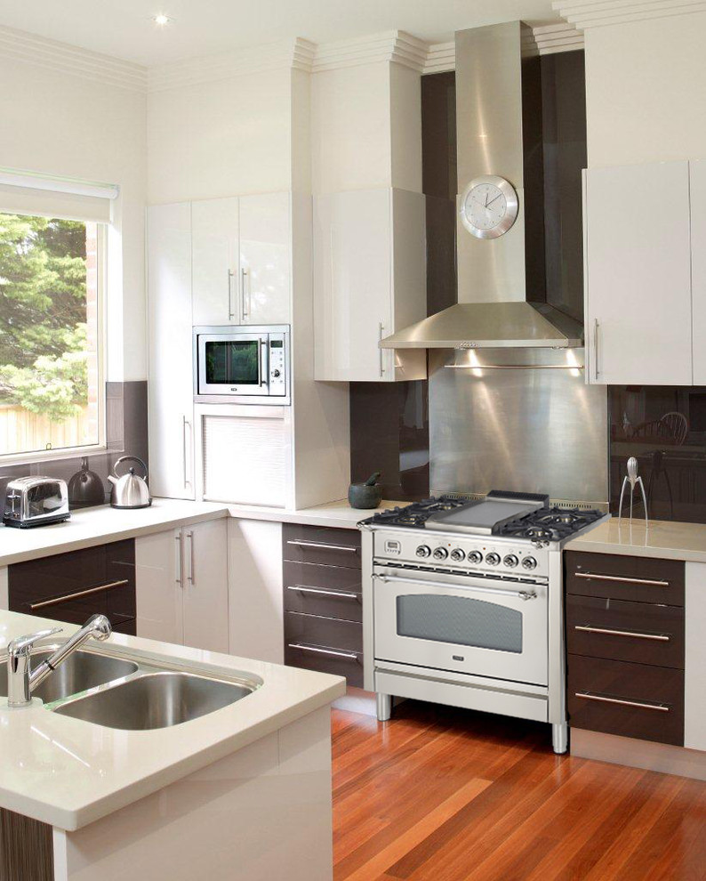 Idée de décoration pour une cuisine design avec un électroménager en acier inoxydable.