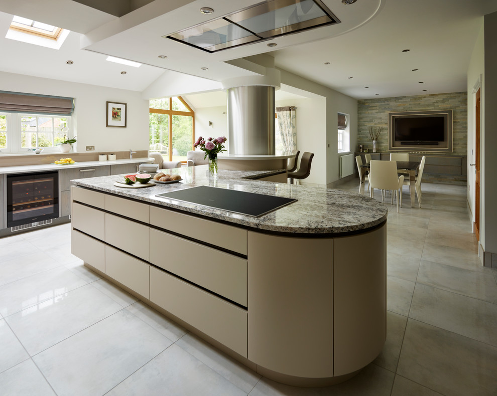 Diseño de cocina contemporánea extra grande con armarios con paneles lisos, puertas de armario grises, una isla y barras de cocina