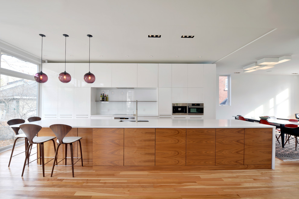 Свежая идея для дизайна: глянцевая кухня в современном стиле с обеденным столом, плоскими фасадами и белыми фасадами - отличное фото интерьера