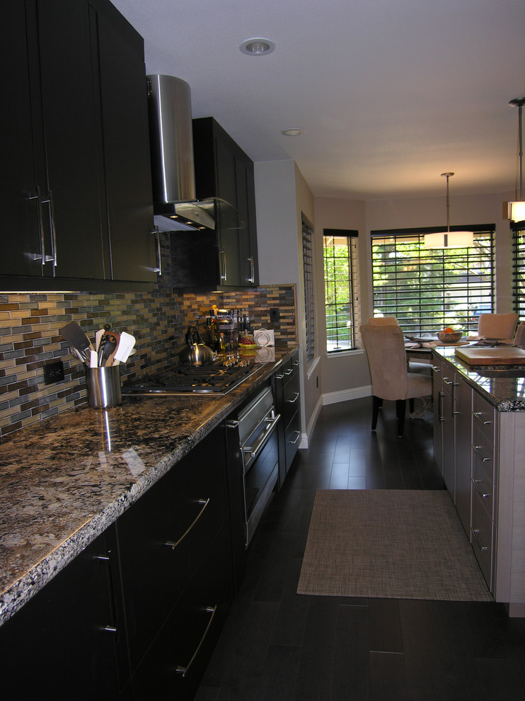 Modern inredning av ett mellanstort kök, med en undermonterad diskho, släta luckor, skåp i mörkt trä, granitbänkskiva, stänkskydd i glaskakel, rostfria vitvaror, mörkt trägolv och en köksö