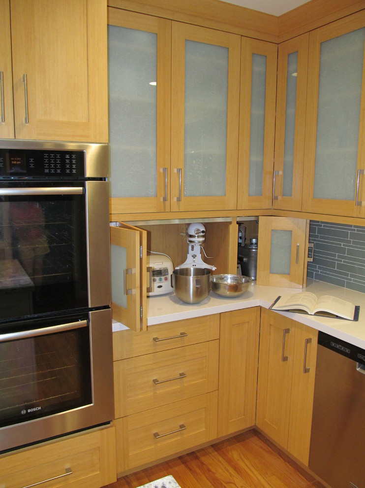 Immagine di un cucina con isola centrale contemporaneo con top in quarzo composito, paraspruzzi blu e elettrodomestici in acciaio inossidabile