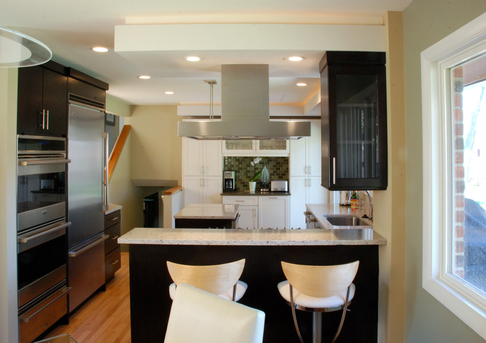 Inspiration för ett funkis kök, med luckor med infälld panel, vita skåp, granitbänkskiva och grönt stänkskydd