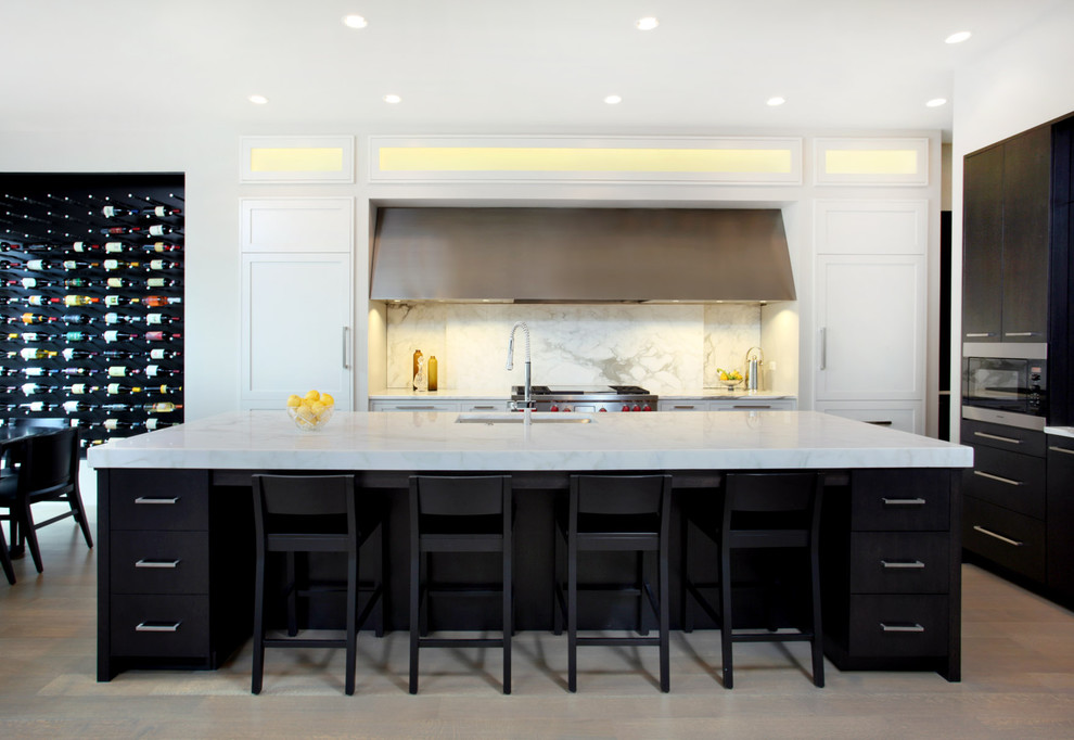 Пример оригинального дизайна: угловая кухня-гостиная в современном стиле с черно-белыми фасадами
