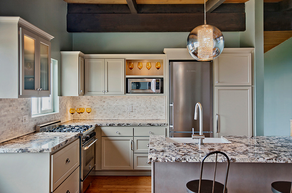 Cette photo montre une cuisine tendance avec un électroménager en acier inoxydable et un plan de travail en granite.