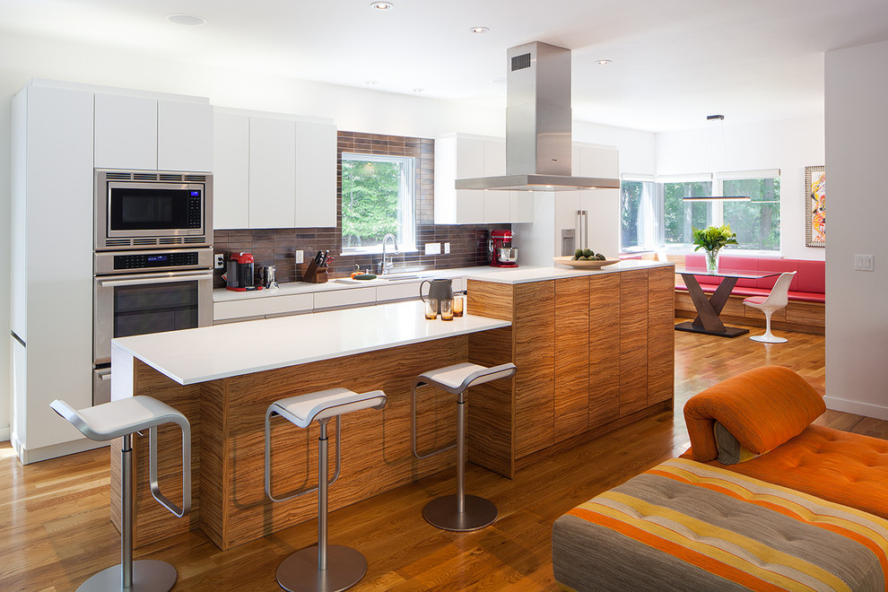 На фото: параллельная кухня-гостиная в современном стиле с плоскими фасадами, столешницей из кварцевого агломерата, светлым паркетным полом, островом и двухцветным гарнитуром с