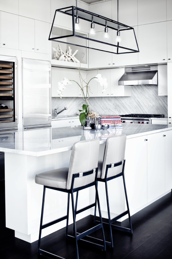 Moderne Küche mit flächenbündigen Schrankfronten, weißen Schränken, Küchenrückwand in Weiß, Rückwand aus Stein und Küchengeräten aus Edelstahl in Austin