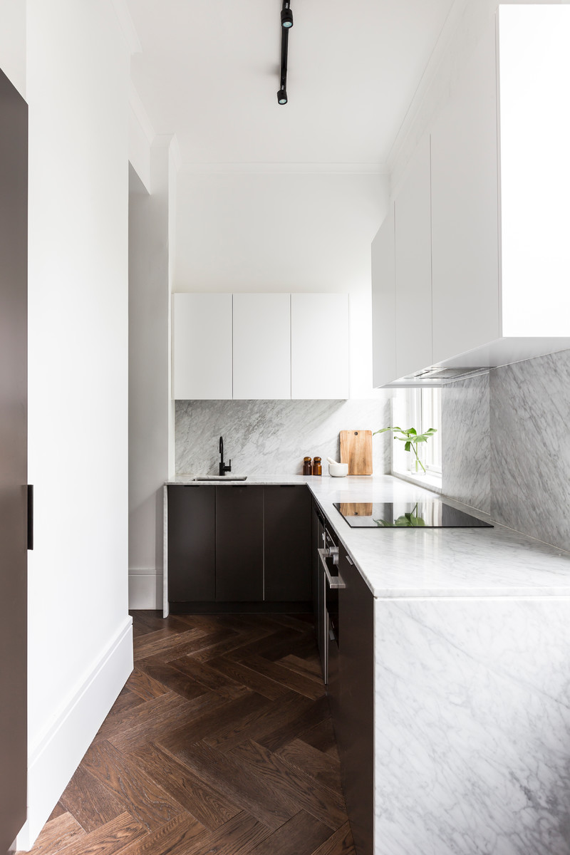 Kleine Moderne Küche ohne Insel in L-Form mit Unterbauwaschbecken, Marmor-Arbeitsplatte, Rückwand aus Marmor, Küchengeräten aus Edelstahl, dunklem Holzboden, braunem Boden, flächenbündigen Schrankfronten und Küchenrückwand in Grau in Sydney