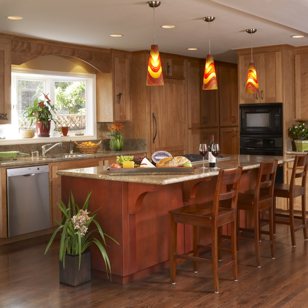 Foto di una cucina design con elettrodomestici neri e ante in legno scuro