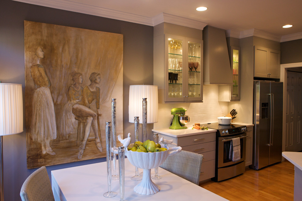 Moderne Wohnküche mit Glasfronten, grauen Schränken, Küchenrückwand in Weiß, Rückwand aus Metrofliesen und Küchengeräten aus Edelstahl in Raleigh