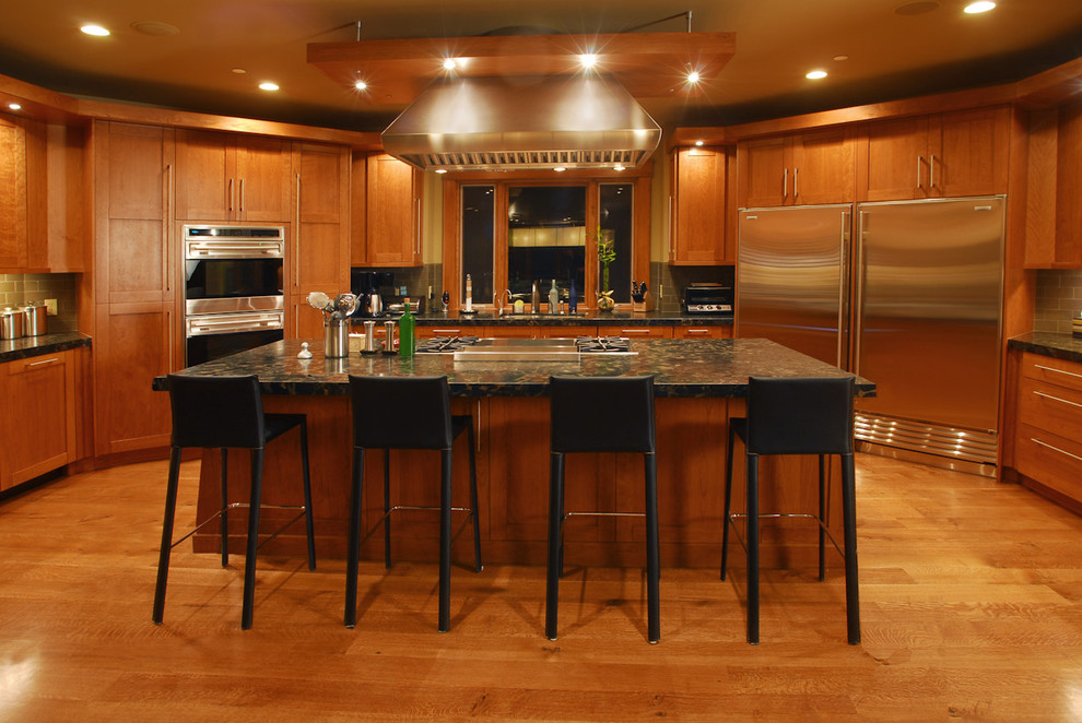 Klassische Küche mit Küchengeräten aus Edelstahl, Schrankfronten im Shaker-Stil und hellbraunen Holzschränken in Salt Lake City