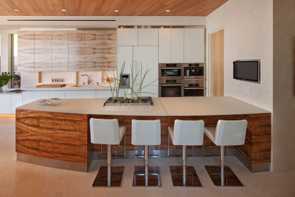 Zweizeilige Moderne Küche mit flächenbündigen Schrankfronten, weißen Schränken, Küchengeräten aus Edelstahl, Halbinsel, beigem Boden, grauer Arbeitsplatte und Holzdecke in San Diego
