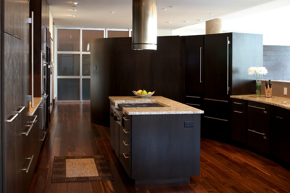 Moderne Küche mit flächenbündigen Schrankfronten und dunklen Holzschränken in Denver