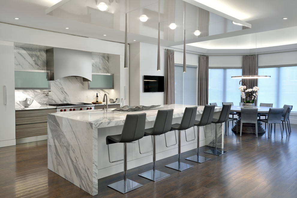 Idéer för ett modernt kök, med marmorbänkskiva, vitt stänkskydd, stänkskydd i marmor, rostfria vitvaror, mörkt trägolv, en köksö och brunt golv
