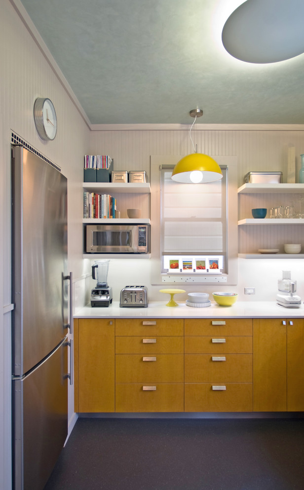 Moderne Küche mit Küchengeräten aus Edelstahl und Tapete in Sonstige