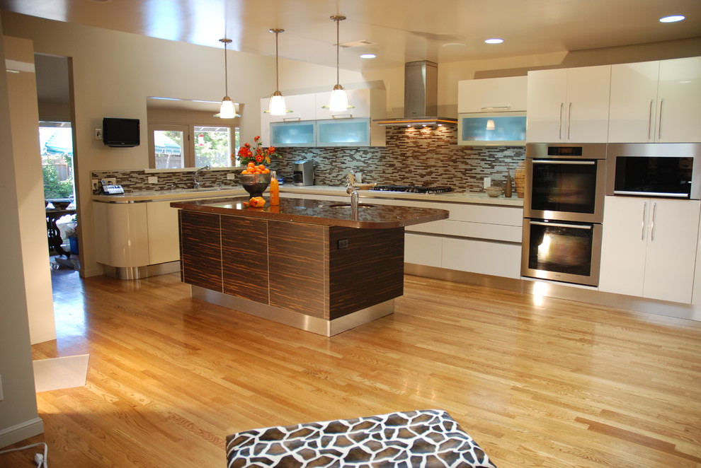 Cette photo montre une cuisine tendance avec un placard à porte plane, des portes de placard blanches, une crédence marron et une crédence en carreau briquette.