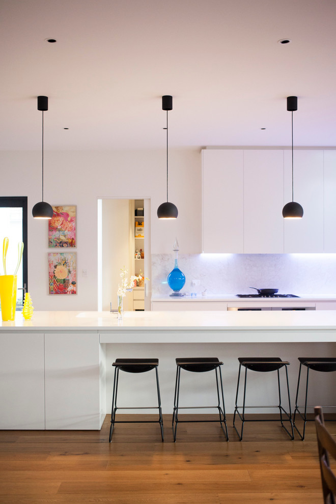 Moderne Küche mit Kücheninsel in Melbourne