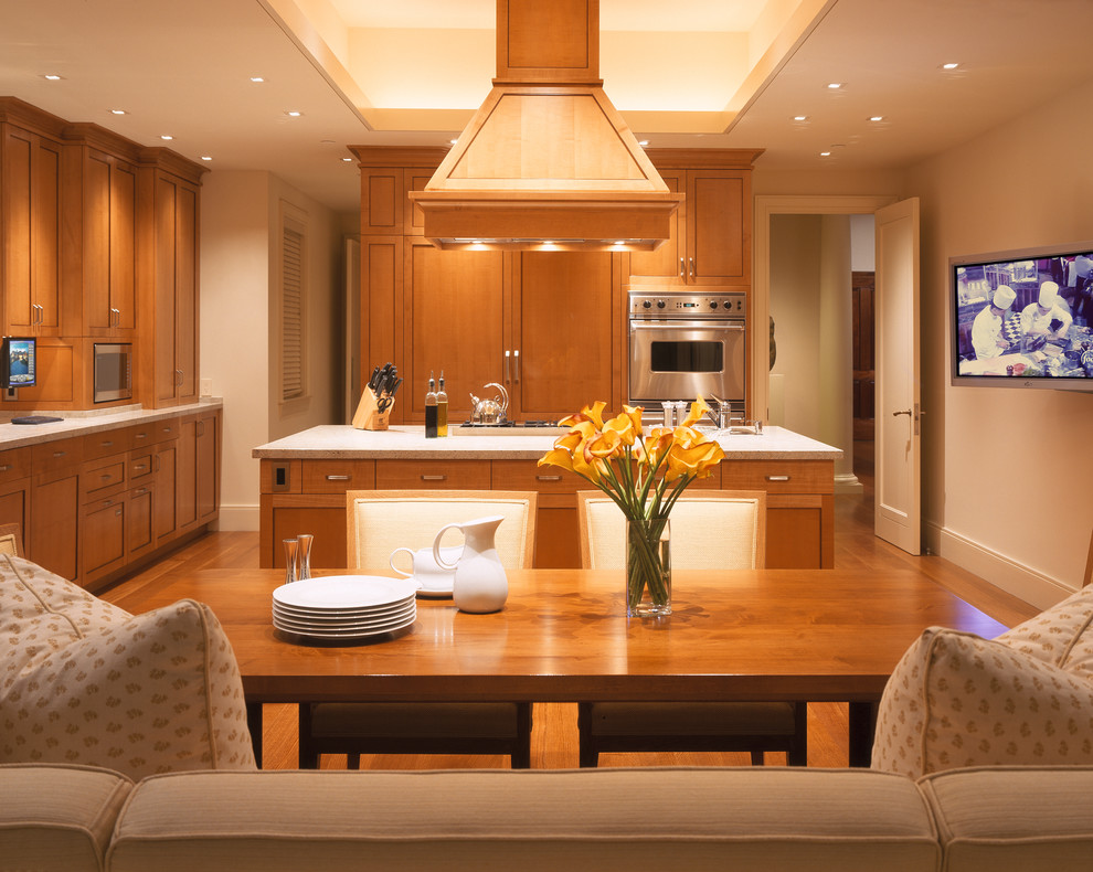 На фото: угловая кухня в классическом стиле с обеденным столом, фасадами в стиле шейкер и фасадами цвета дерева среднего тона