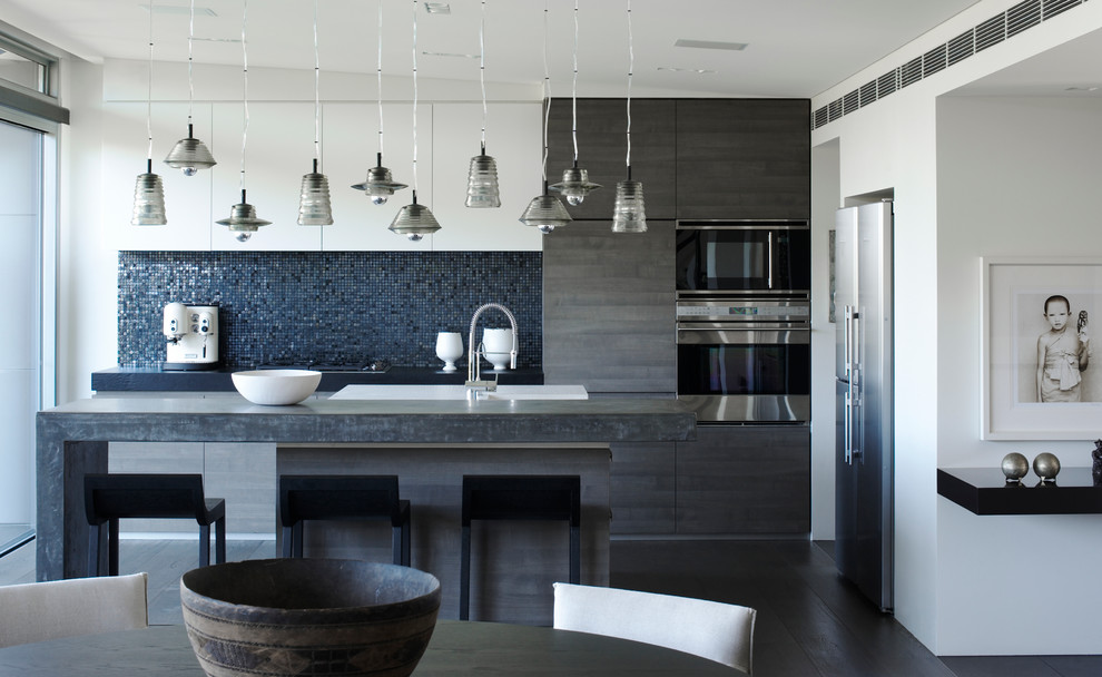 Zweizeilige, Mittelgroße Moderne Küche mit flächenbündigen Schrankfronten, Küchengeräten aus Edelstahl, Kücheninsel, Küchenrückwand in Blau, Rückwand aus Mosaikfliesen, dunklem Holzboden und braunem Boden in Sydney