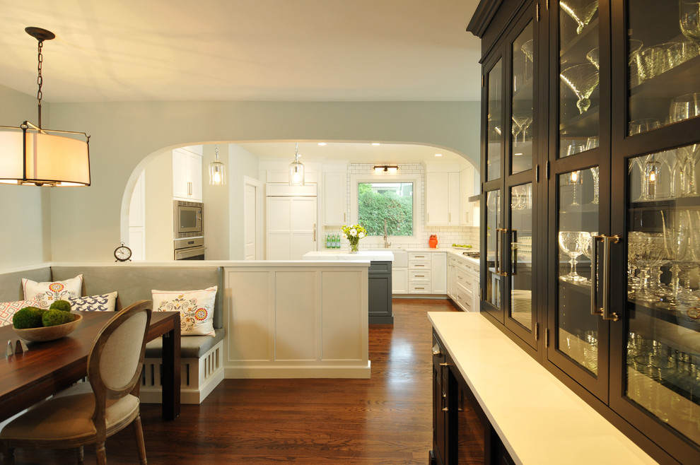Exempel på ett stort modernt kök, med luckor med glaspanel, skåp i mörkt trä, bänkskiva i kvarts, mörkt trägolv, en köksö, en rustik diskho, vitt stänkskydd, stänkskydd i tunnelbanekakel och rostfria vitvaror