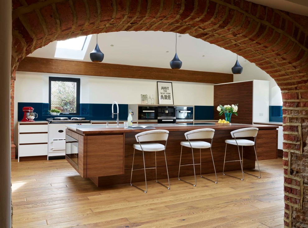 Foto på ett stort funkis kök och matrum, med en köksö
