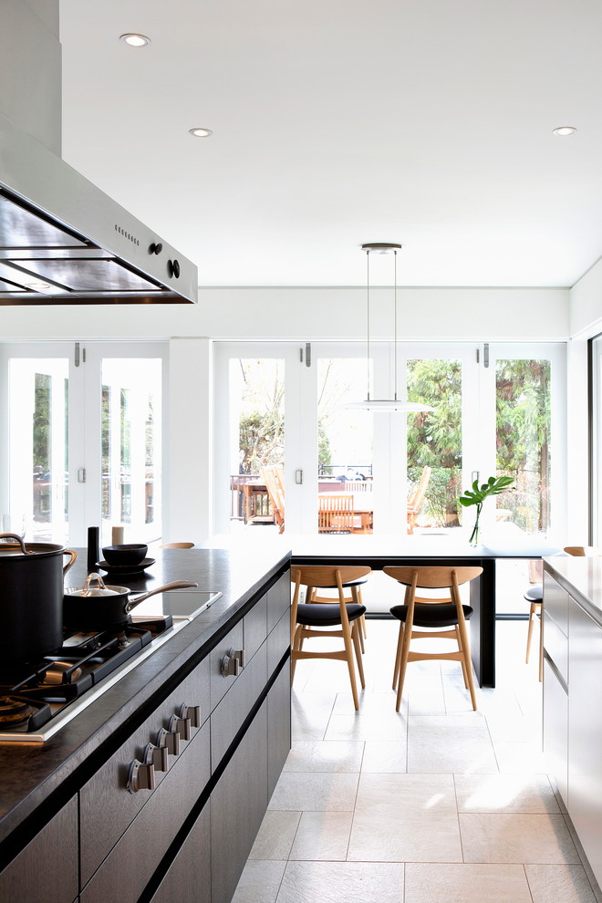Foto på ett stort funkis kök, med en enkel diskho, släta luckor, vita skåp, marmorbänkskiva, vitt stänkskydd, glaspanel som stänkskydd, rostfria vitvaror, klinkergolv i keramik och en köksö