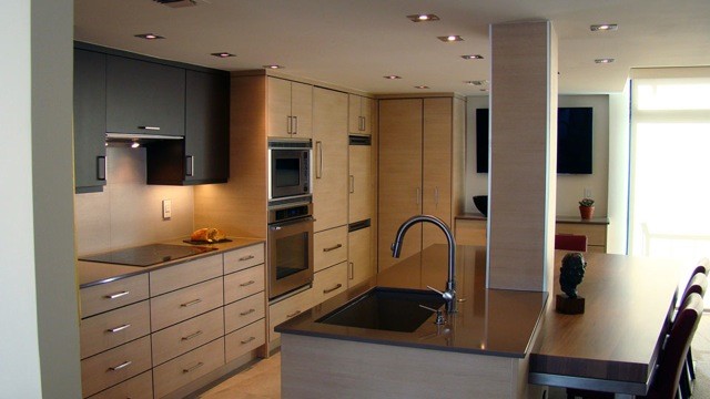 Esempio di una piccola cucina design con paraspruzzi beige
