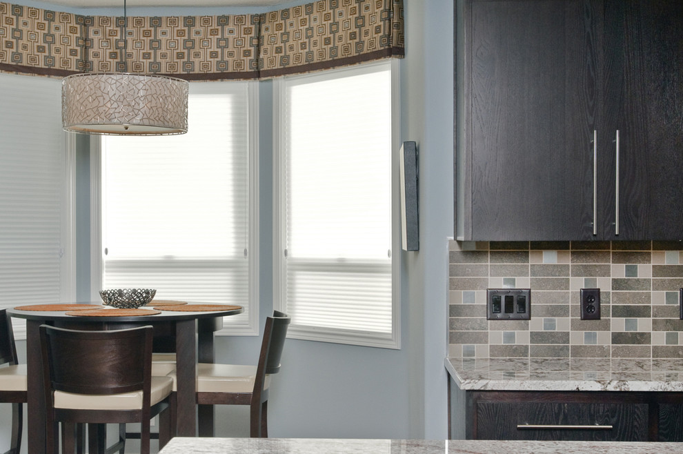 Foto de cocina comedor actual con encimera de granito, armarios con paneles lisos, puertas de armario de madera en tonos medios y salpicadero multicolor