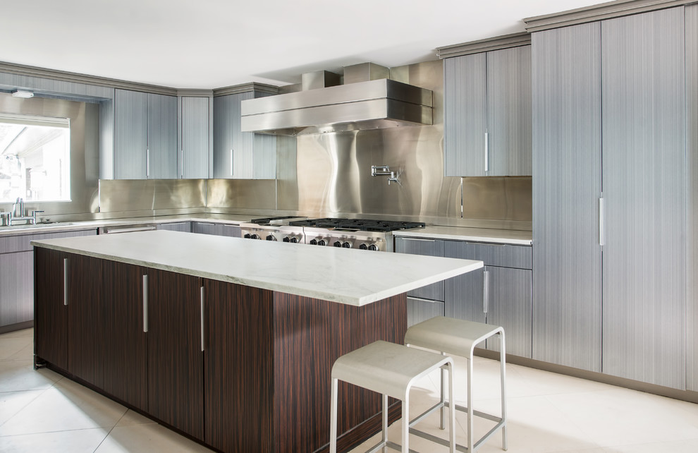 Inspiration for a contemporary u-shaped kitchen/diner in Dallas with flat-panel cabinets, metallic splashback, metal splashback, stainless steel appliances and grey cabinets.