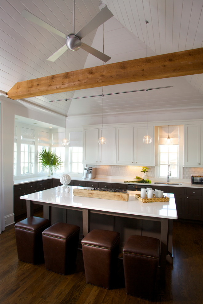 Idées déco pour une cuisine contemporaine avec un placard à porte shaker et des portes de placard blanches.