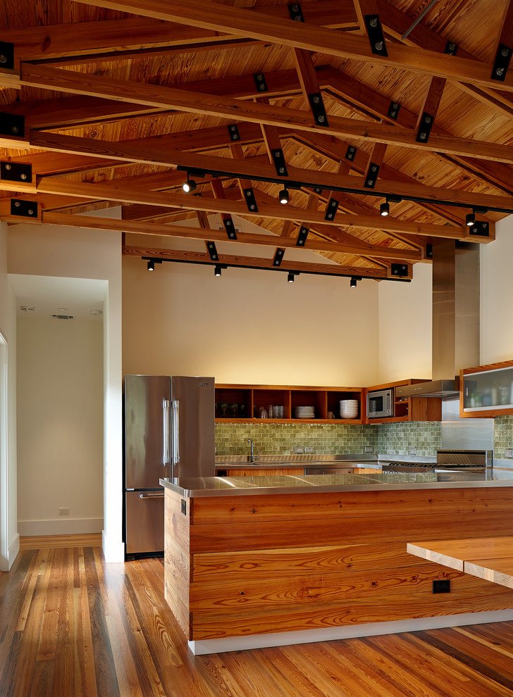 Свежая идея для дизайна: п-образная кухня в современном стиле с обеденным столом, открытыми фасадами, фасадами цвета дерева среднего тона, разноцветным фартуком и техникой из нержавеющей стали - отличное фото интерьера