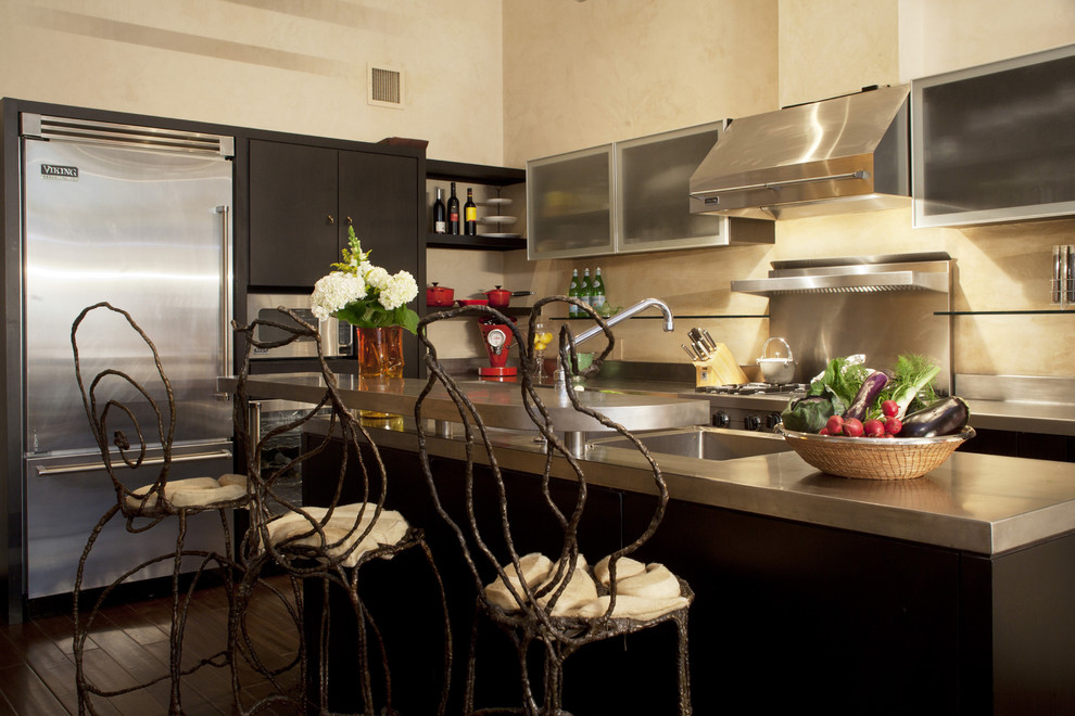 Moderne Küche mit Küchengeräten aus Edelstahl in New York